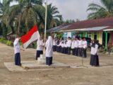 Upacara Bendera Hari Senin, Pengurus OSIM MTsN 5 Sijunjung Tampil Sebagai Pelaksana